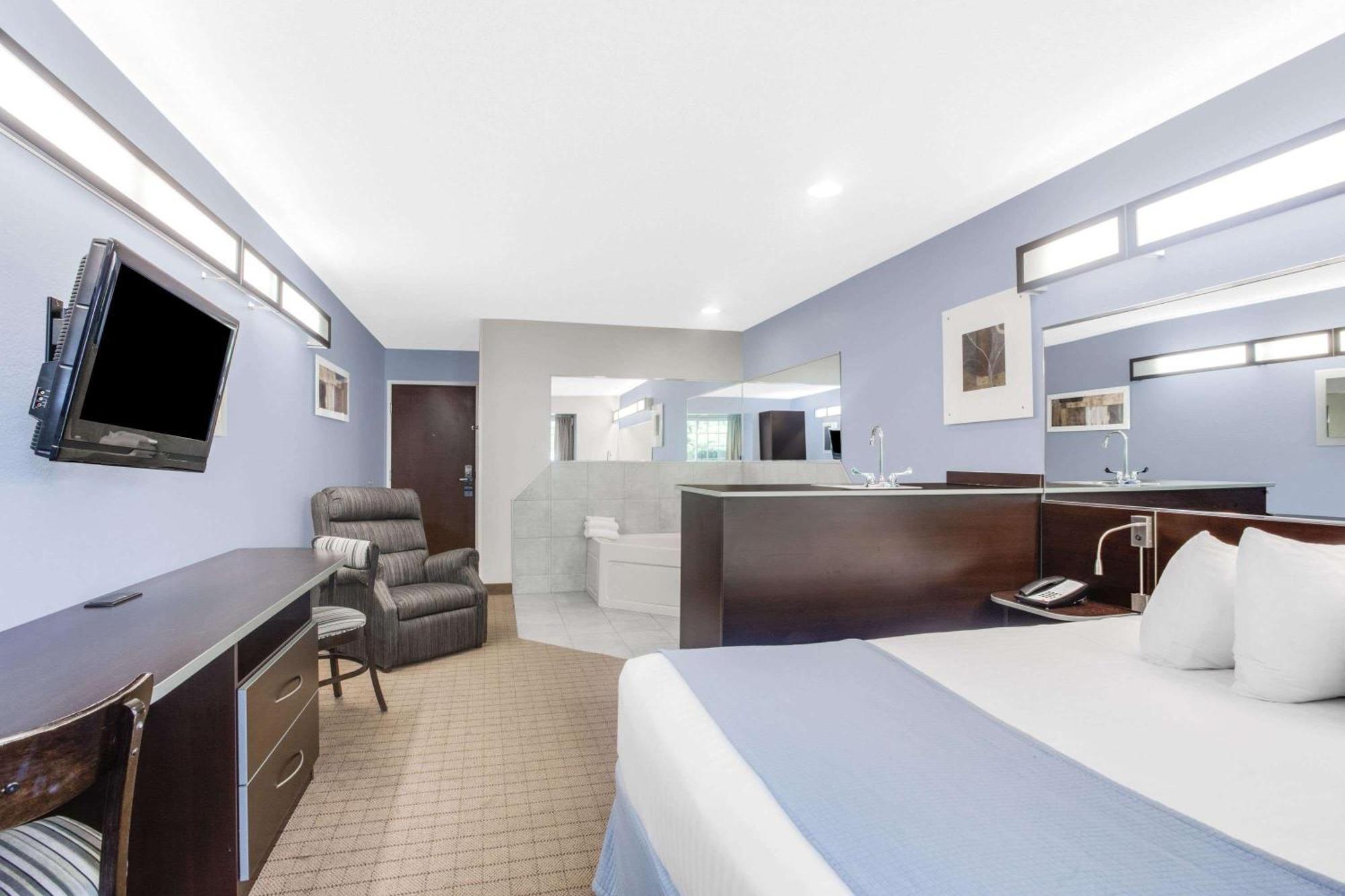 Microtel Inn & Suites Bath Exterior photo