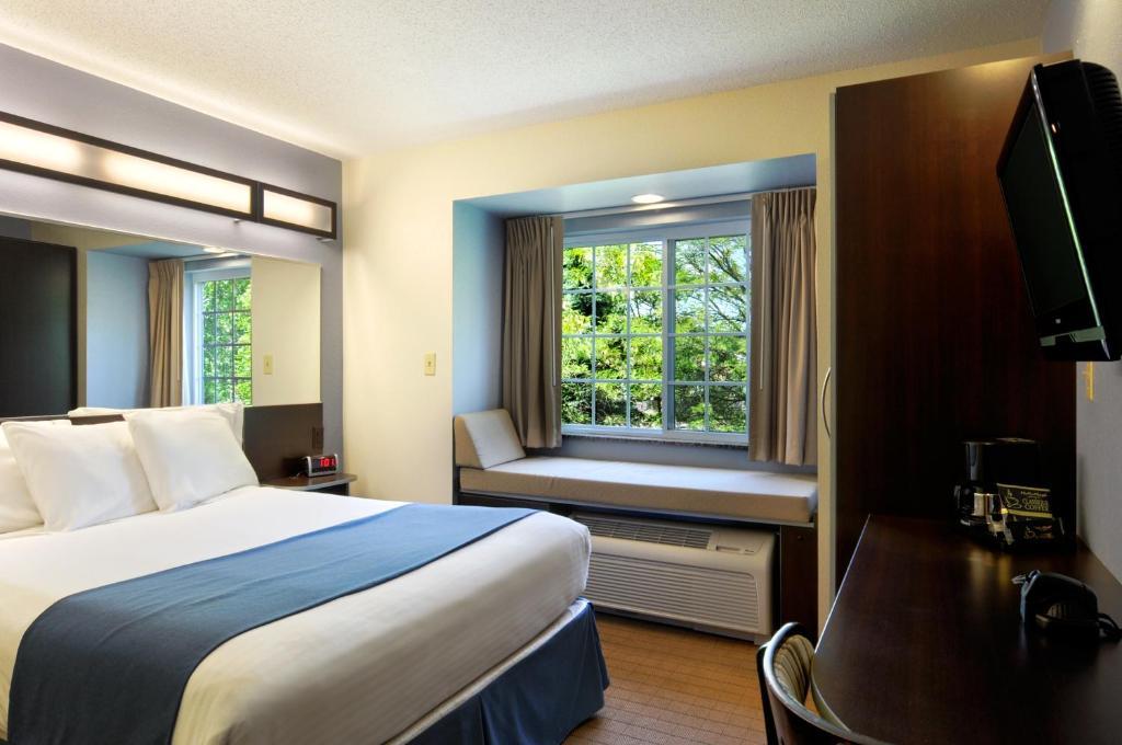 Microtel Inn & Suites Bath Room photo